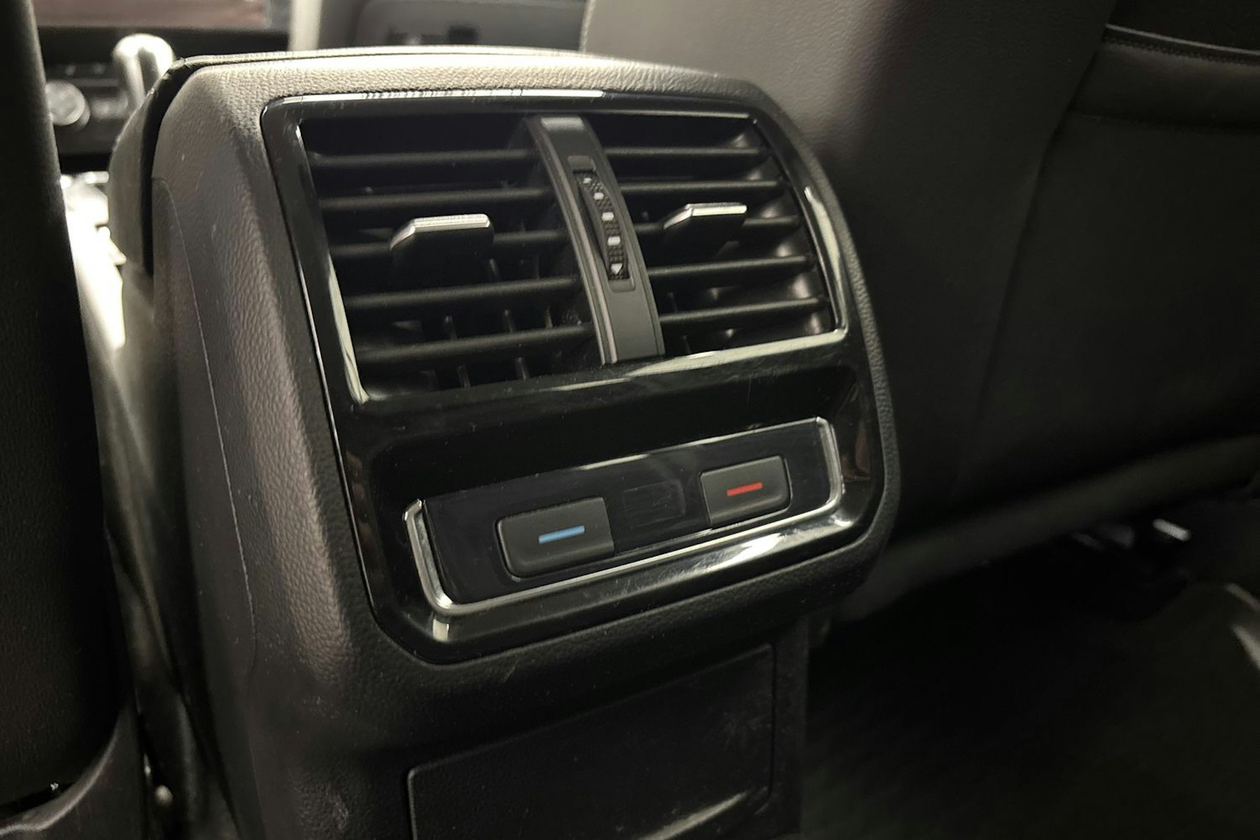 valkoinen Volkswagen Passat 2019 kuva 17.