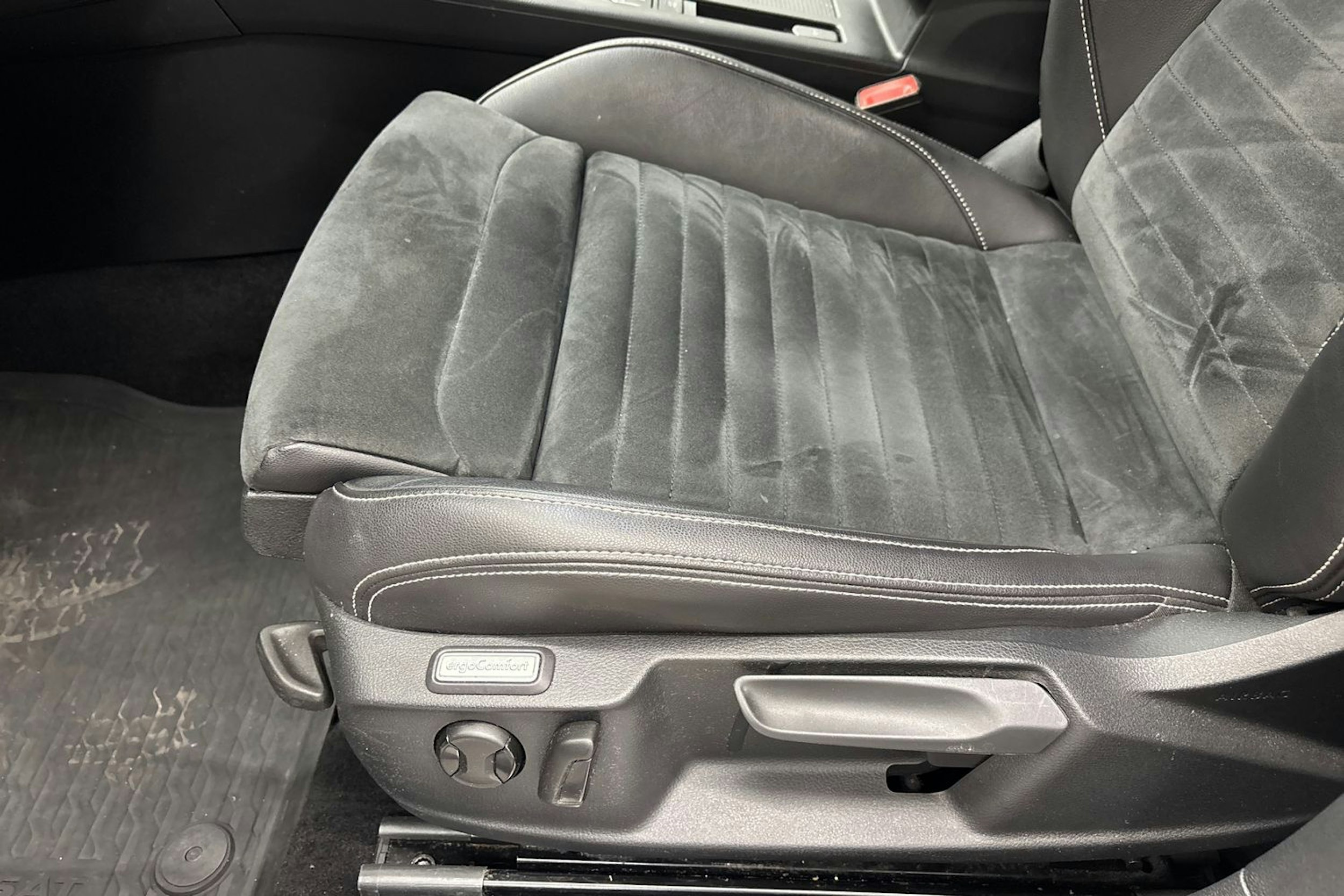 valkoinen Volkswagen Passat 2019 kuva 18.