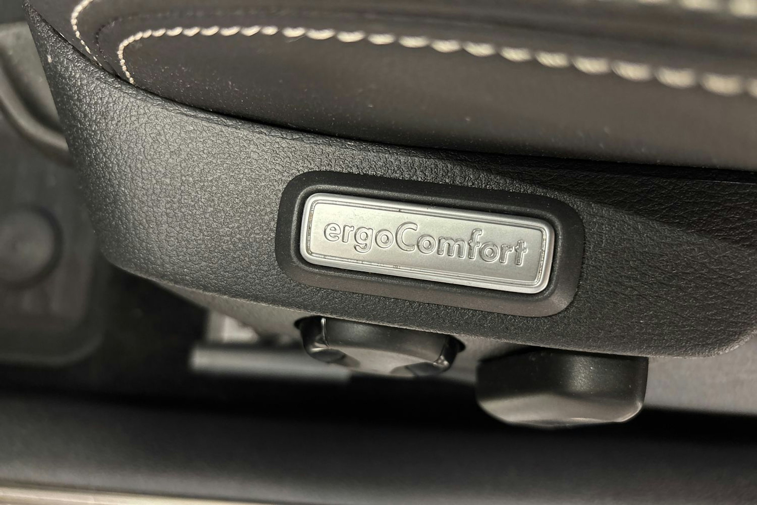 valkoinen Volkswagen Passat 2019 kuva 19.