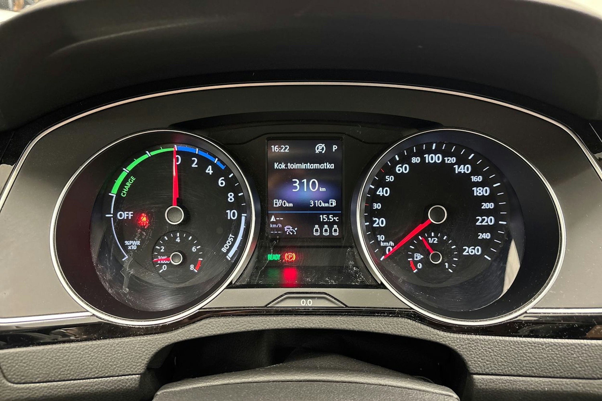 valkoinen Volkswagen Passat 2019 kuva 20.