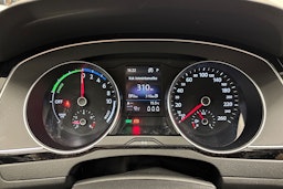 valkoinen Volkswagen Passat 2019 kuva 20.