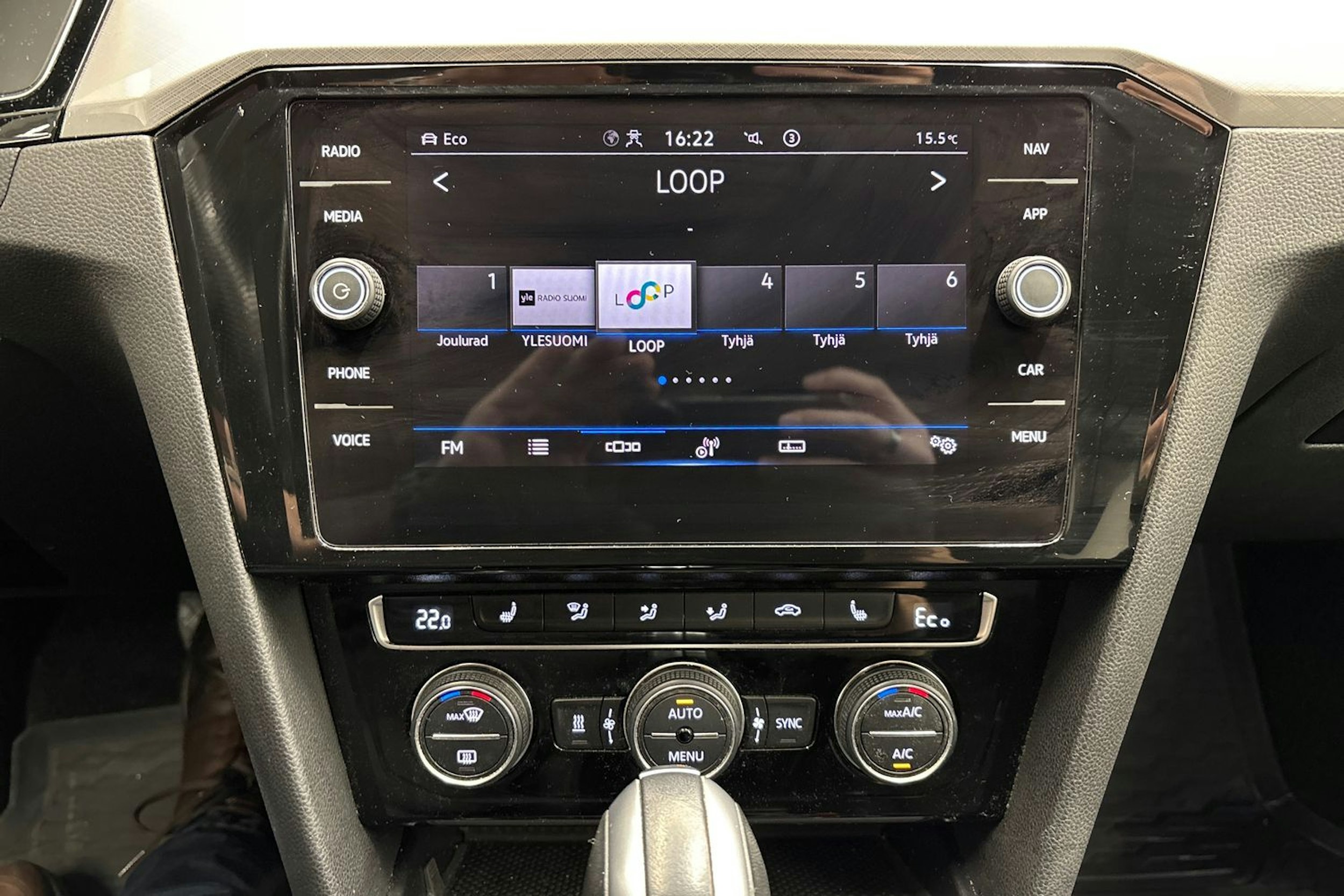 valkoinen Volkswagen Passat 2019 kuva 21.