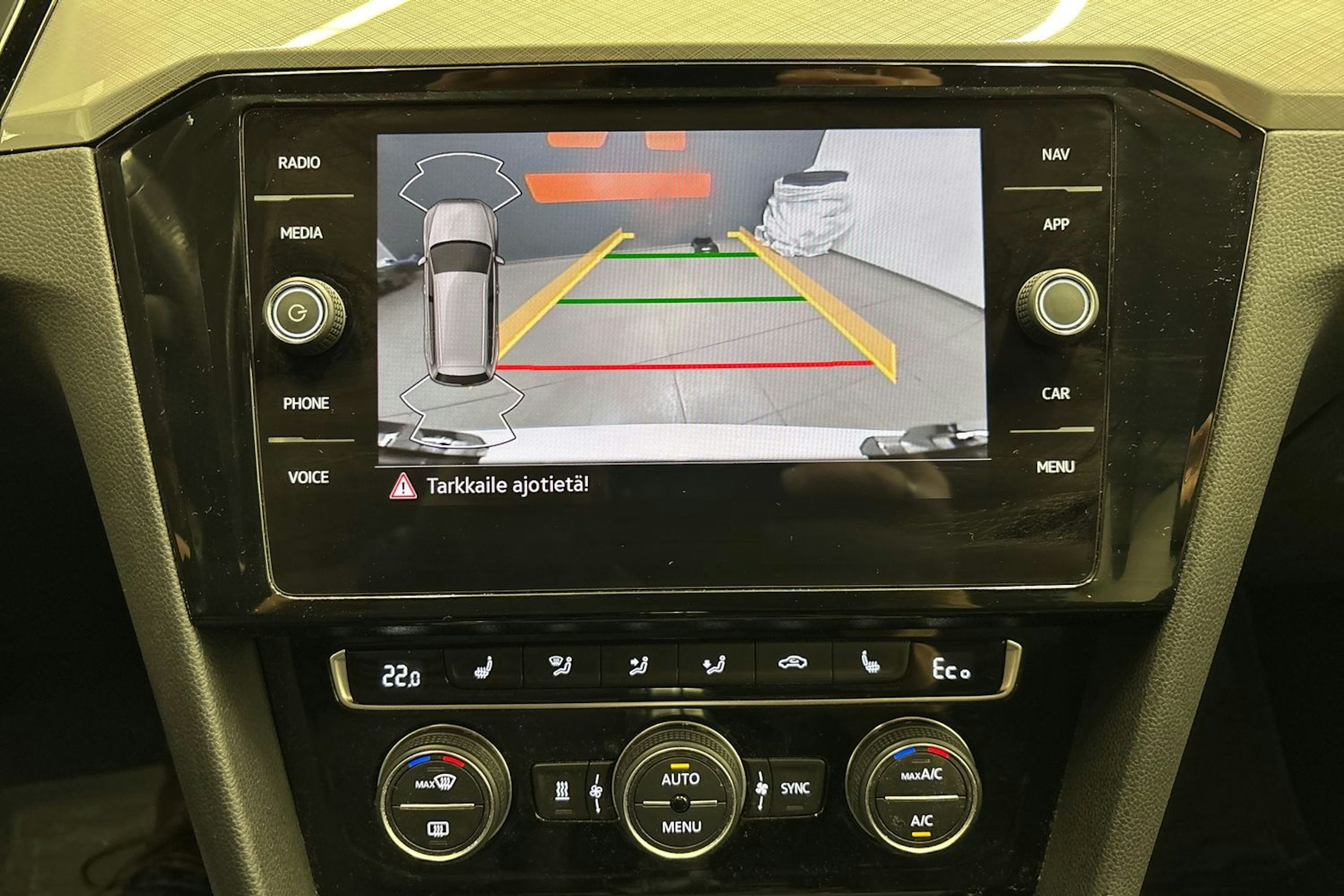 valkoinen Volkswagen Passat 2019 kuva 22.