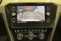 valkoinen Volkswagen Passat 2019 kuva 22.