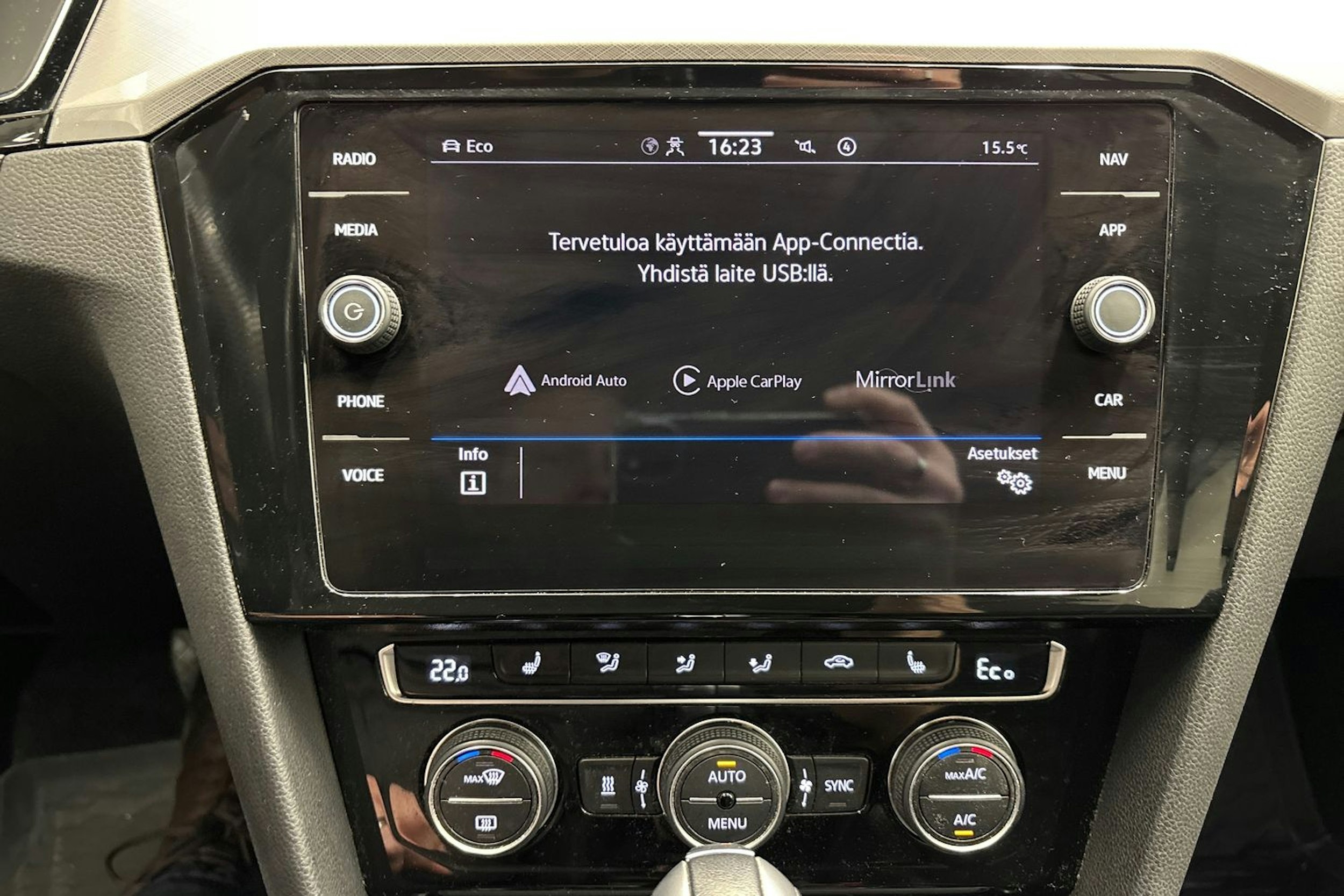 valkoinen Volkswagen Passat 2019 kuva 24.