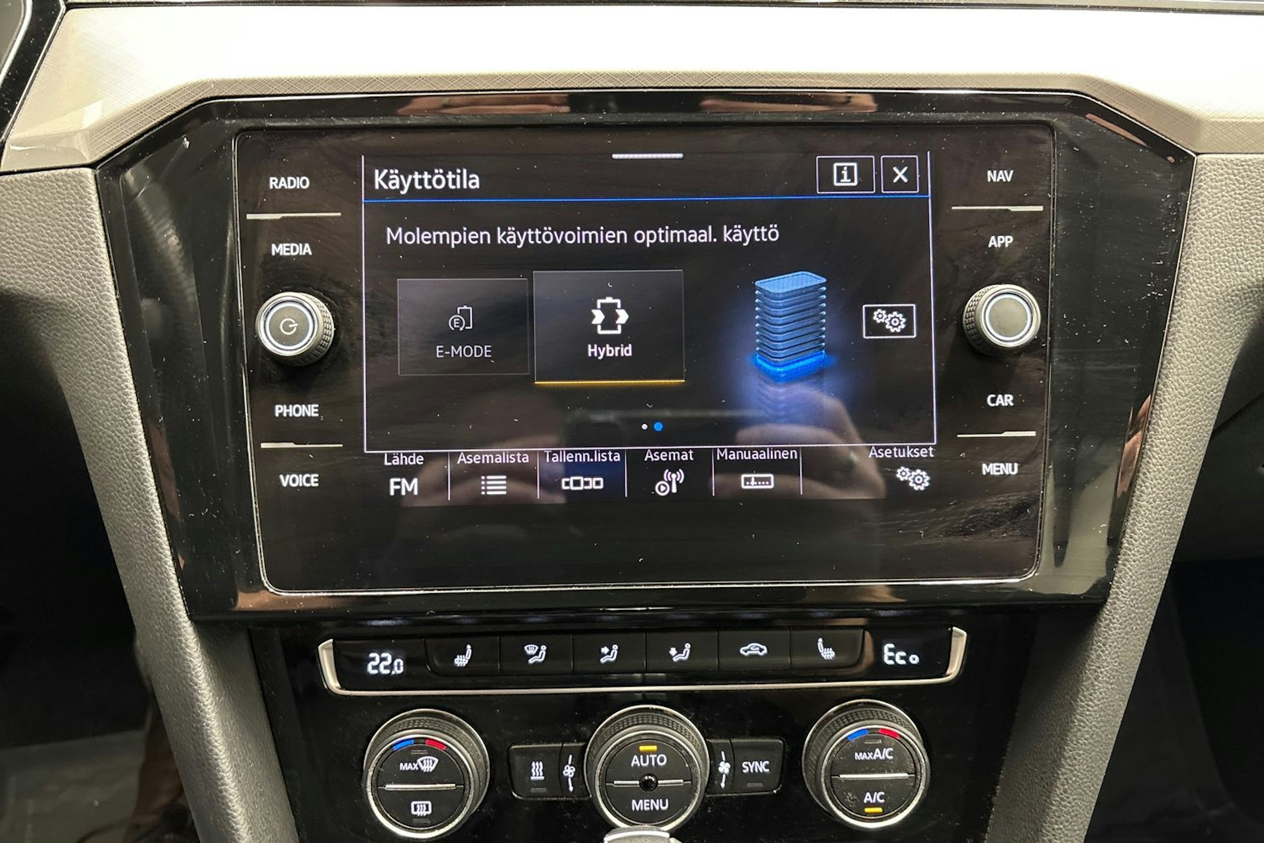 valkoinen Volkswagen Passat 2019 kuva 25.