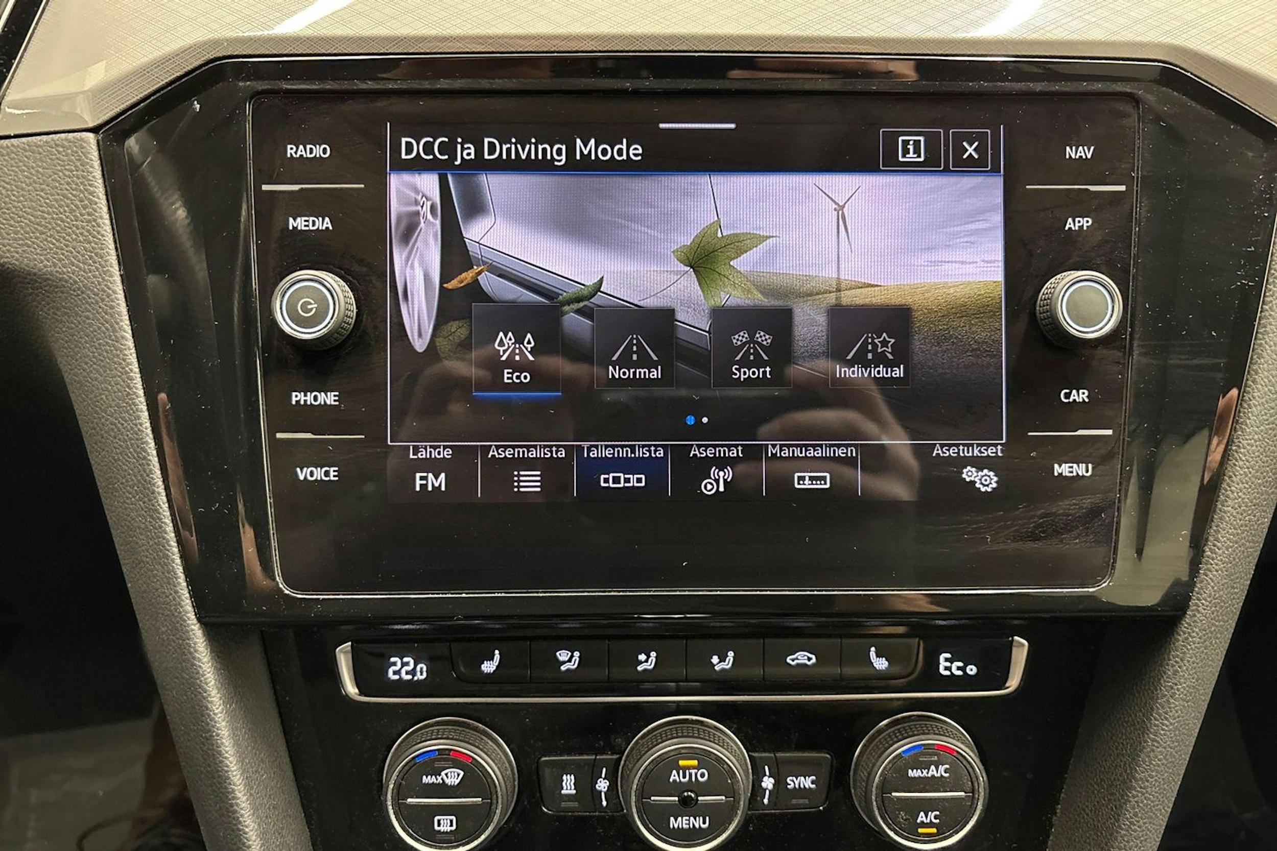 valkoinen Volkswagen Passat 2019 kuva 26.