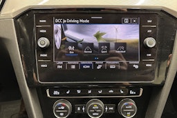 valkoinen Volkswagen Passat 2019 kuva 26.