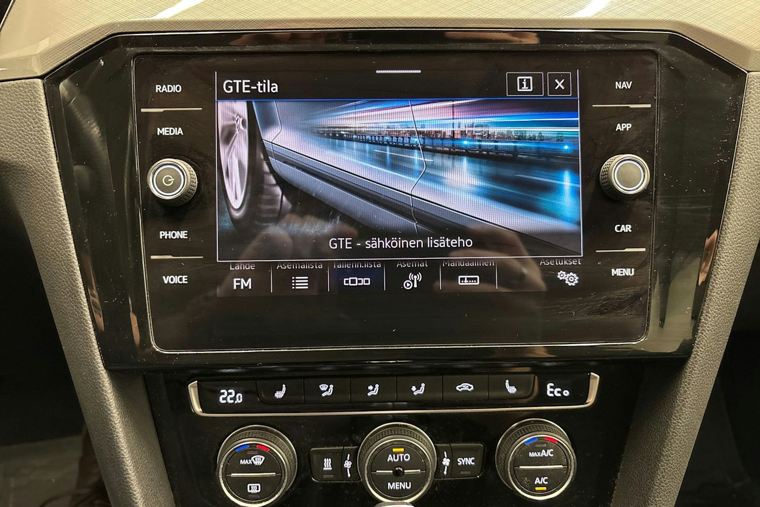 valkoinen Volkswagen Passat 2019 kuva 27.