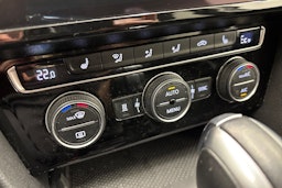 valkoinen Volkswagen Passat 2019 kuva 28.