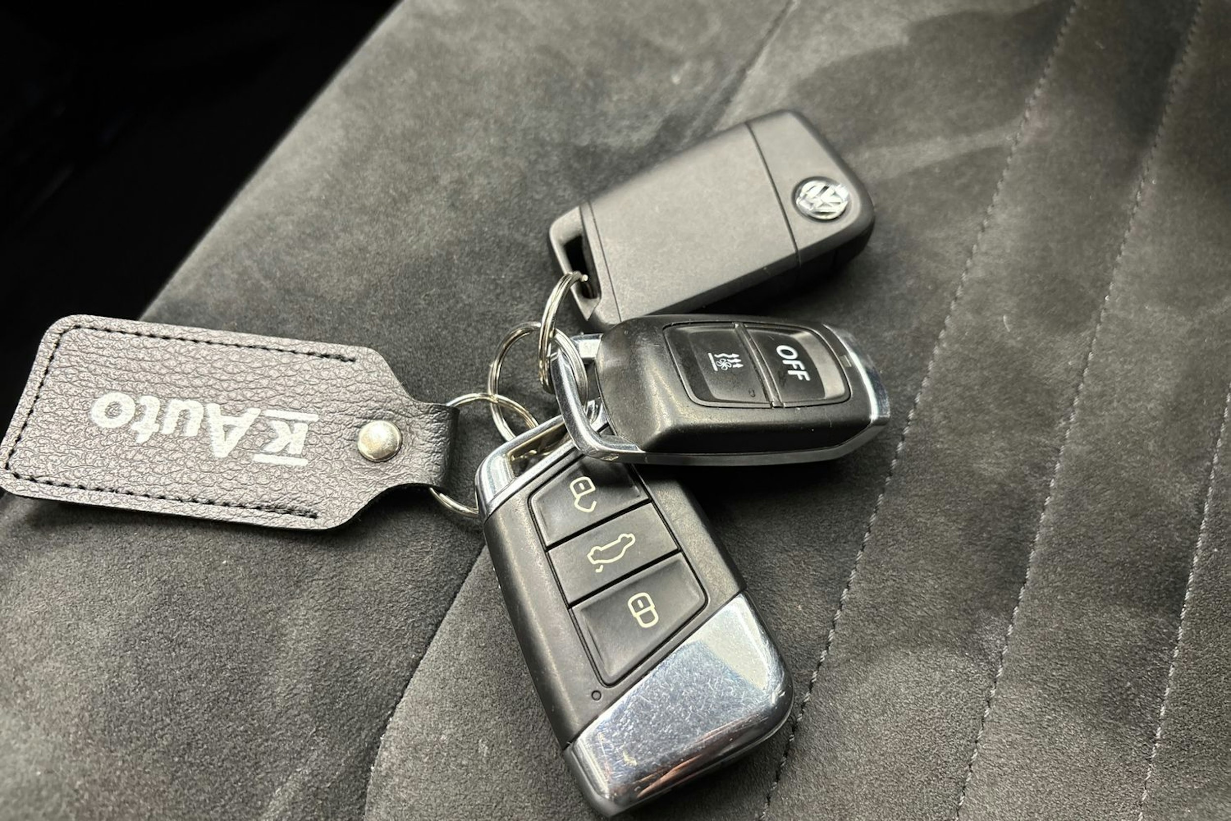 valkoinen Volkswagen Passat 2019 kuva 29.