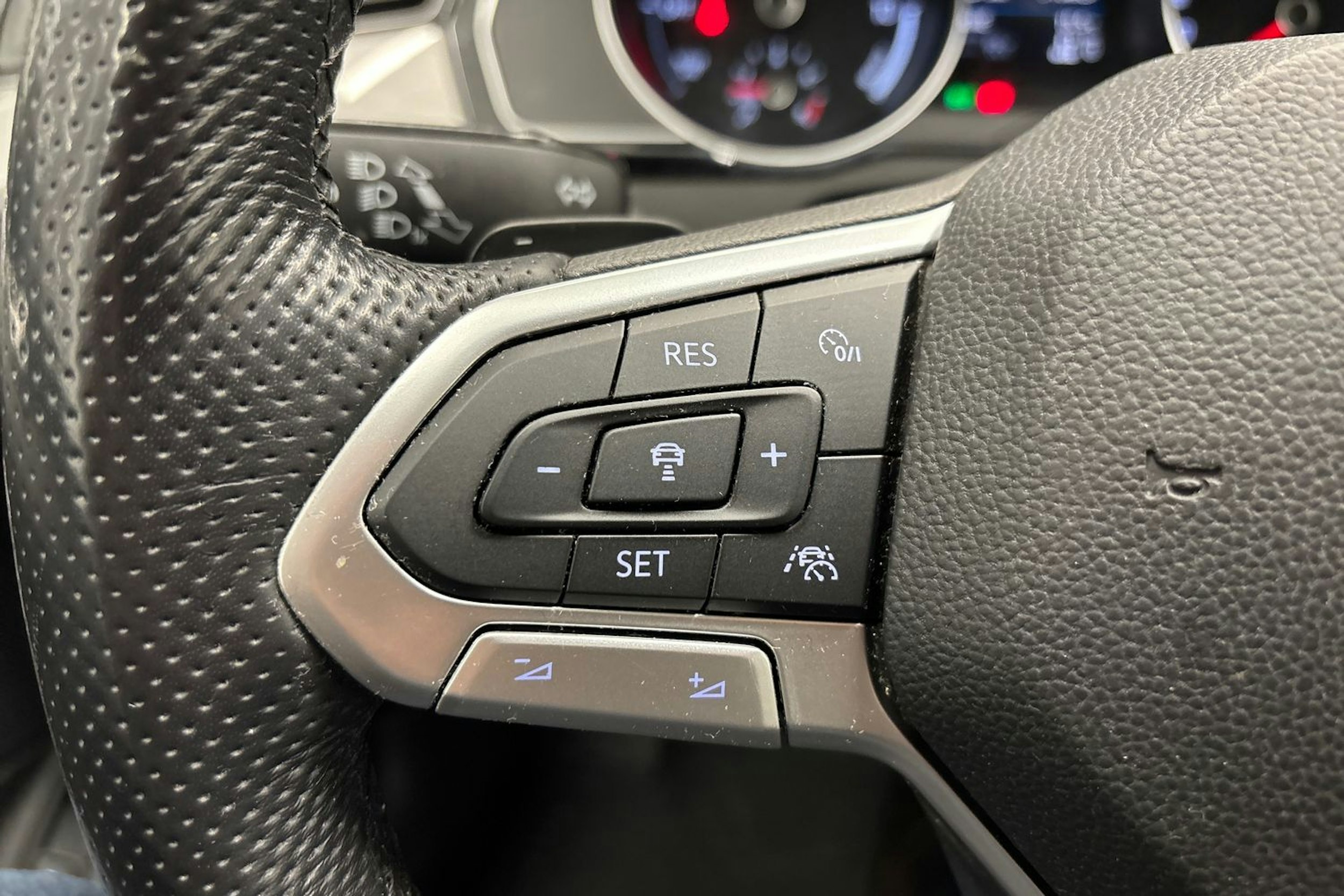 valkoinen Volkswagen Passat 2019 kuva 30.