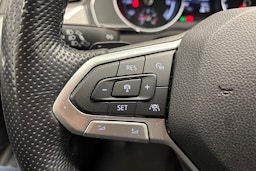 valkoinen Volkswagen Passat 2019 kuva 30.