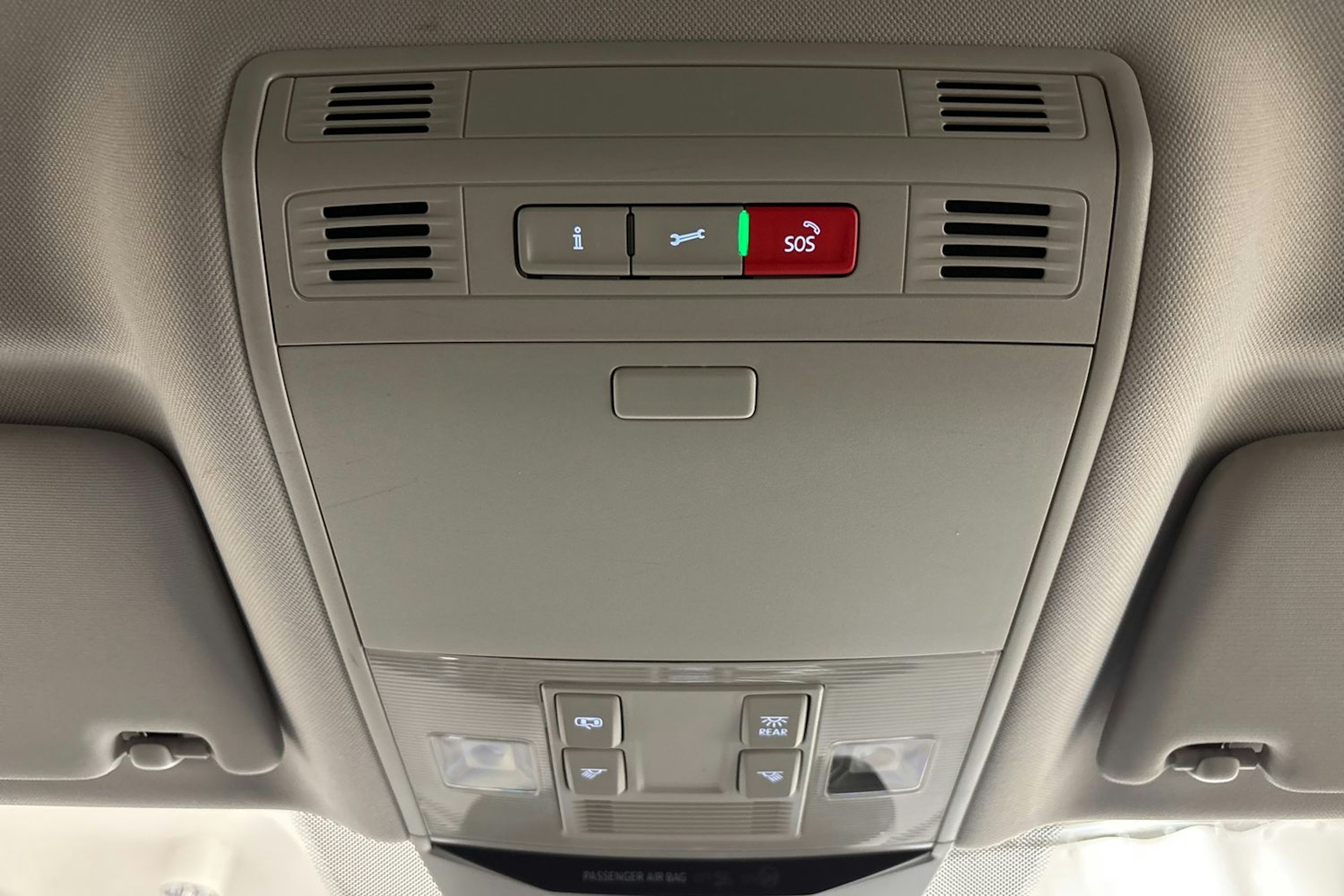 valkoinen Volkswagen Passat 2019 kuva 32.