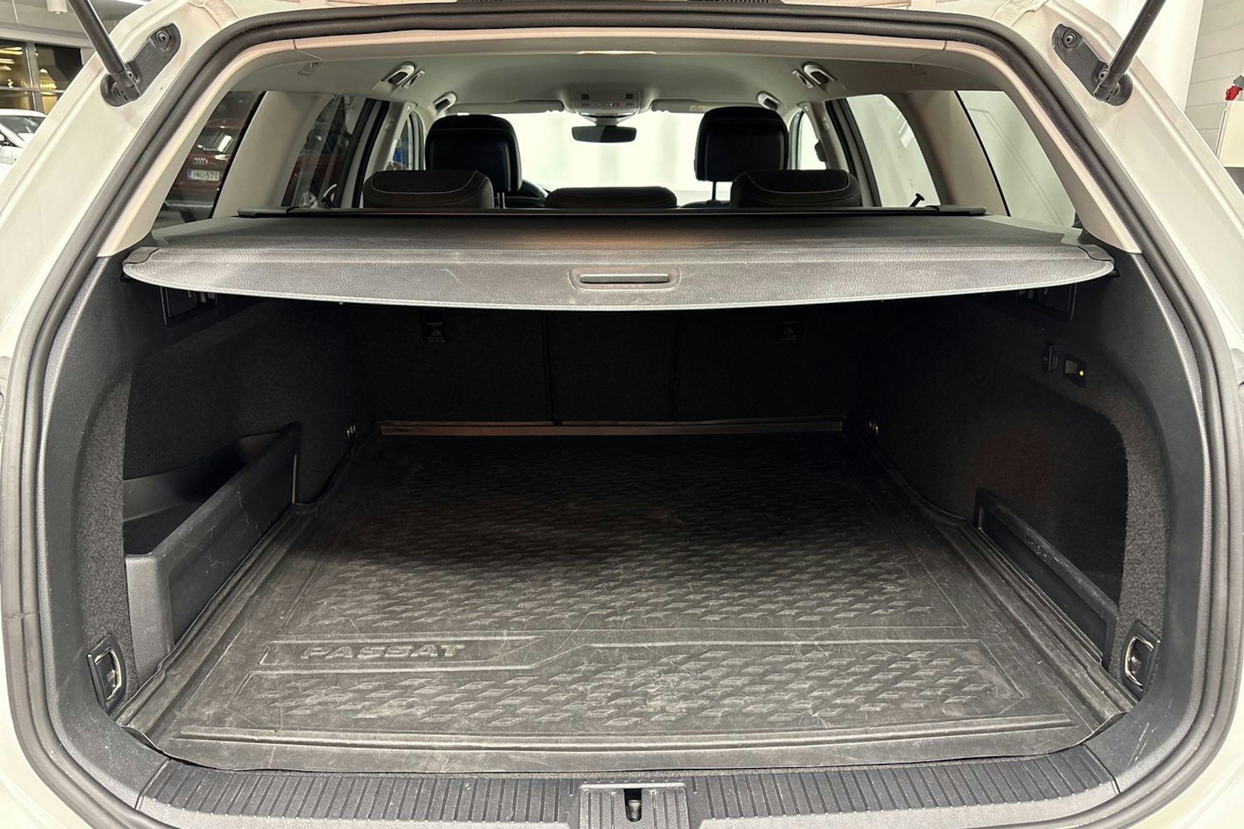 valkoinen Volkswagen Passat 2019 kuva 33.