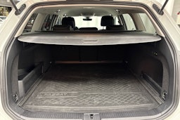 valkoinen Volkswagen Passat 2019 kuva 33.