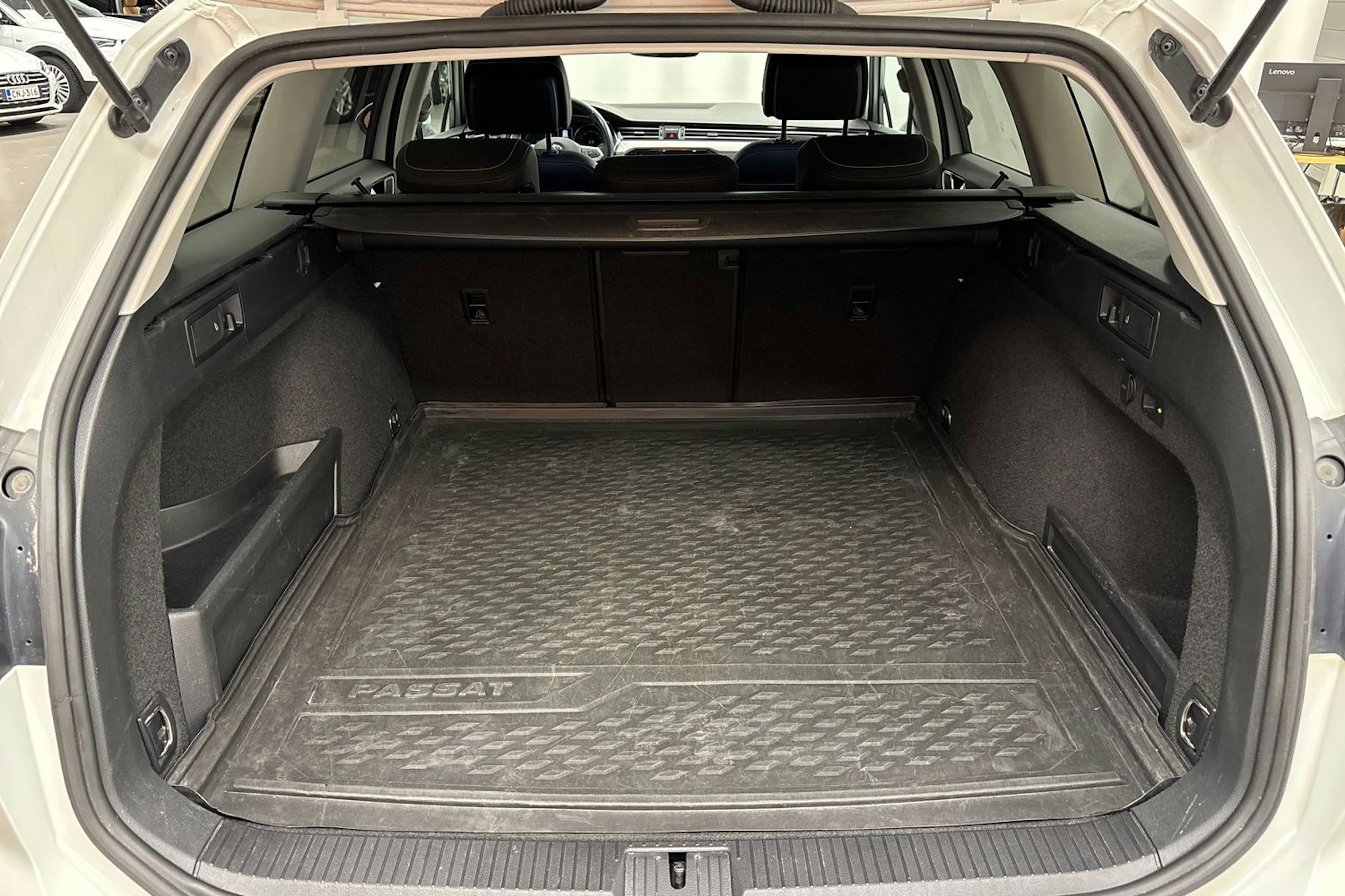 valkoinen Volkswagen Passat 2019 kuva 34.