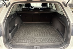 valkoinen Volkswagen Passat 2019 kuva 34.