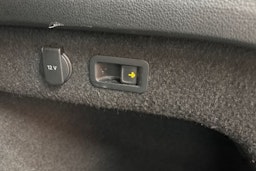 valkoinen Volkswagen Passat 2019 kuva 35.