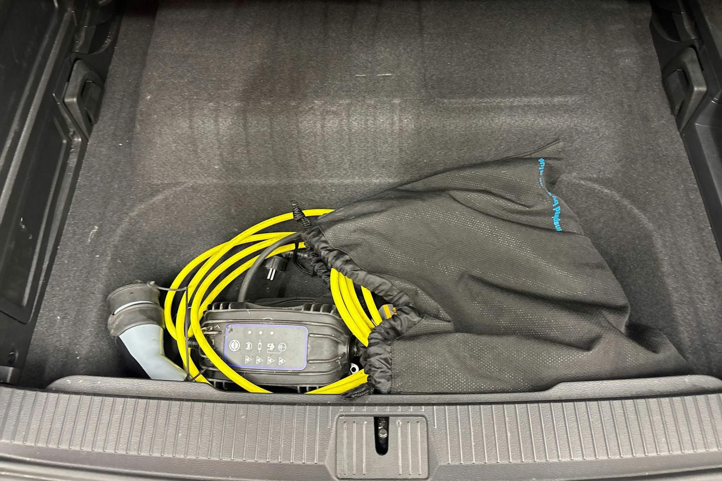 valkoinen Volkswagen Passat 2019 kuva 37.