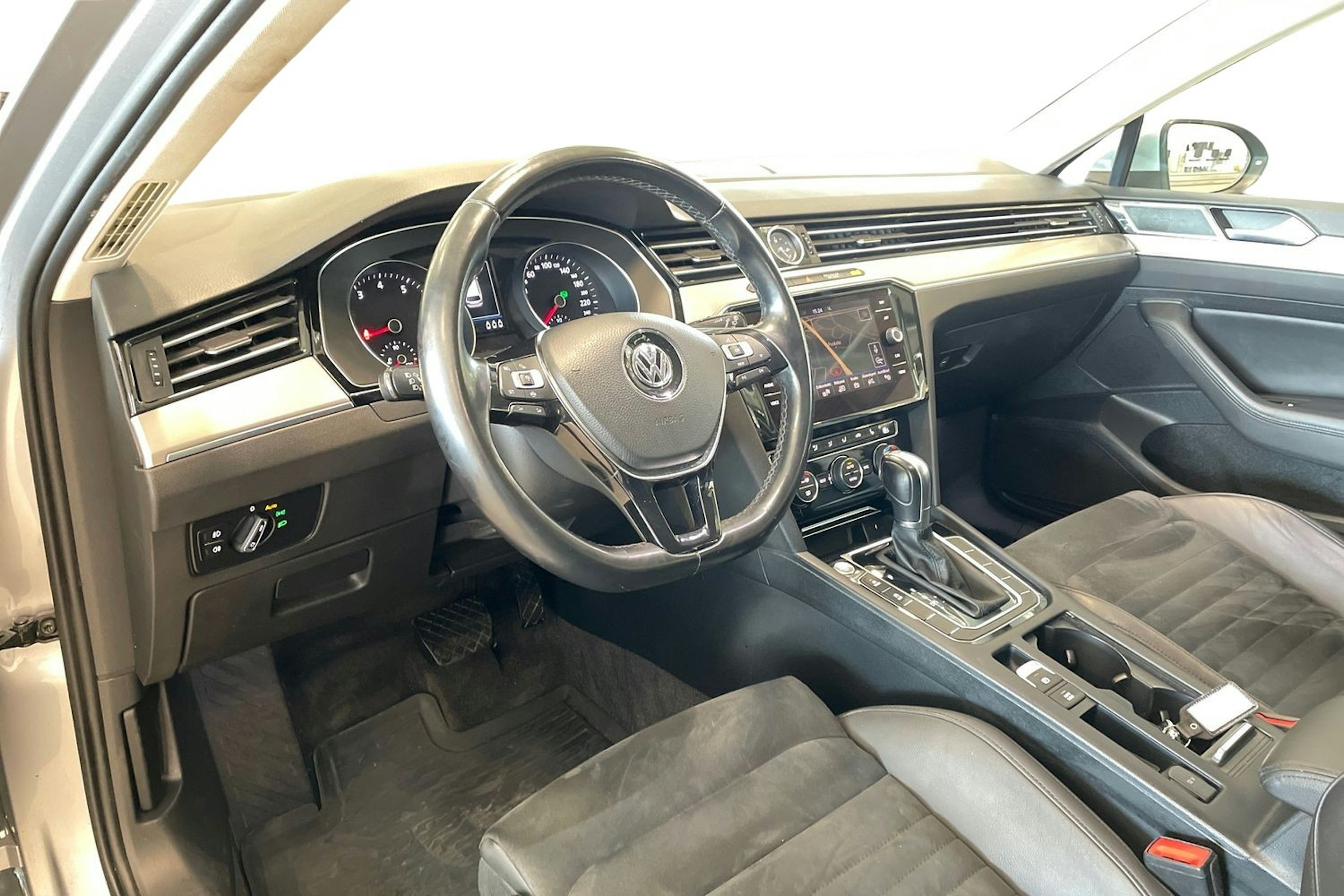 sininen Volkswagen Passat 2019 kuva 7.