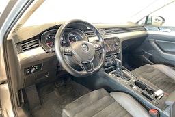 sininen Volkswagen Passat 2019 kuva 7.
