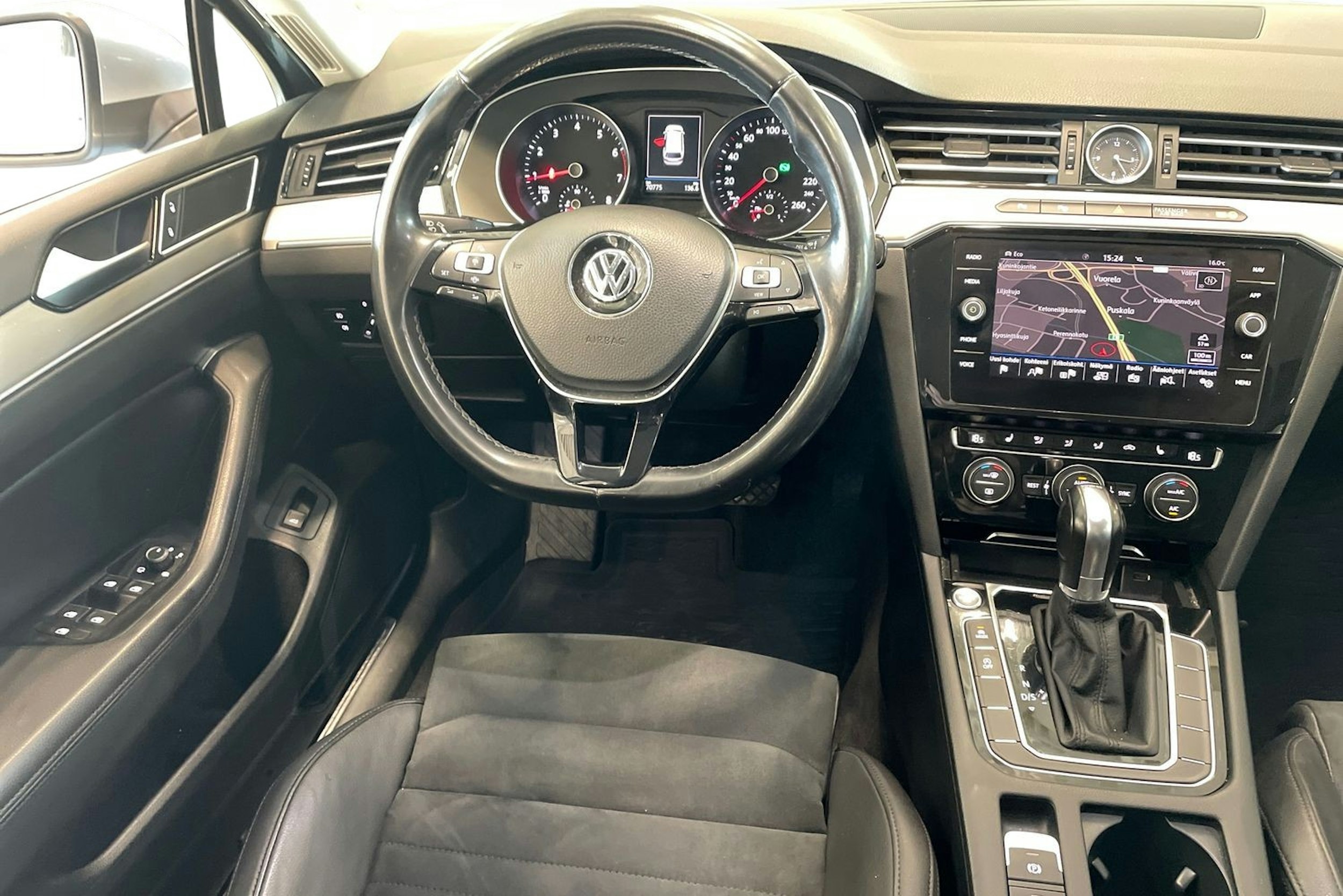sininen Volkswagen Passat 2019 kuva 9.
