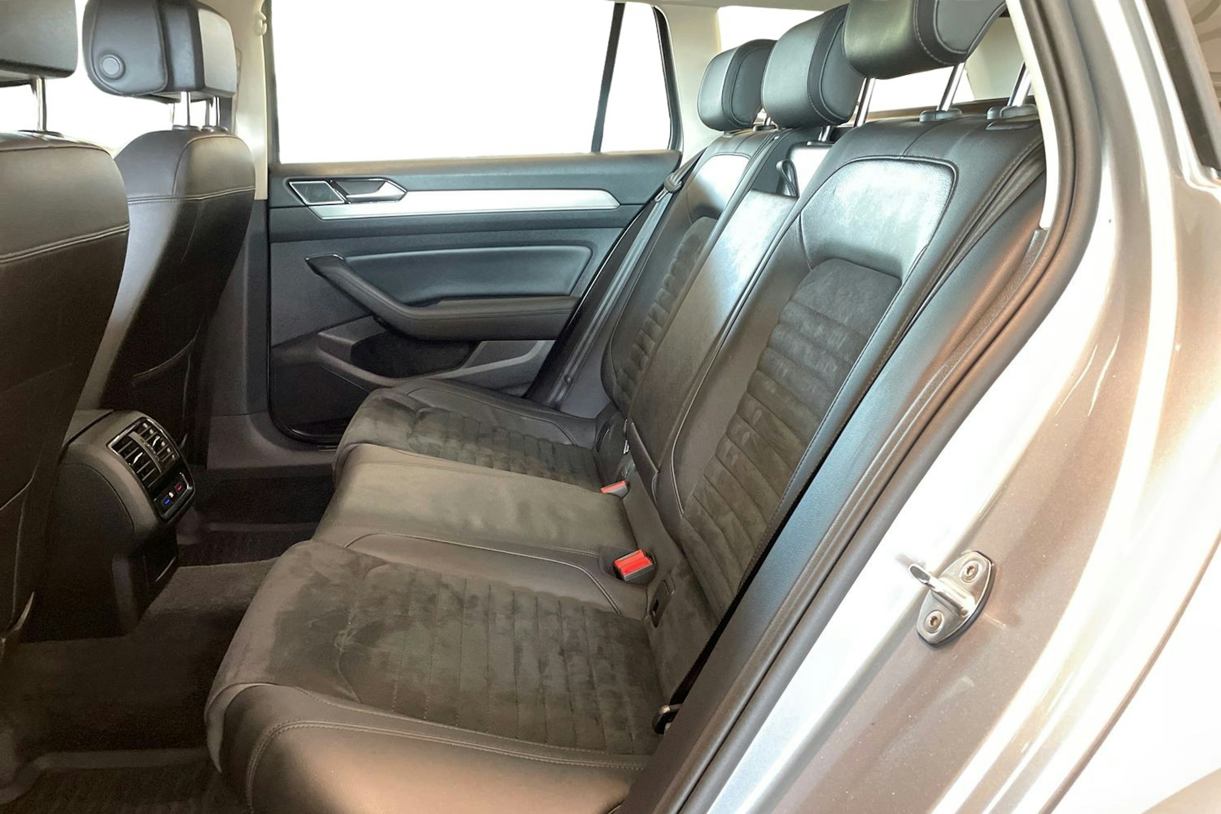 sininen Volkswagen Passat 2019 kuva 10.