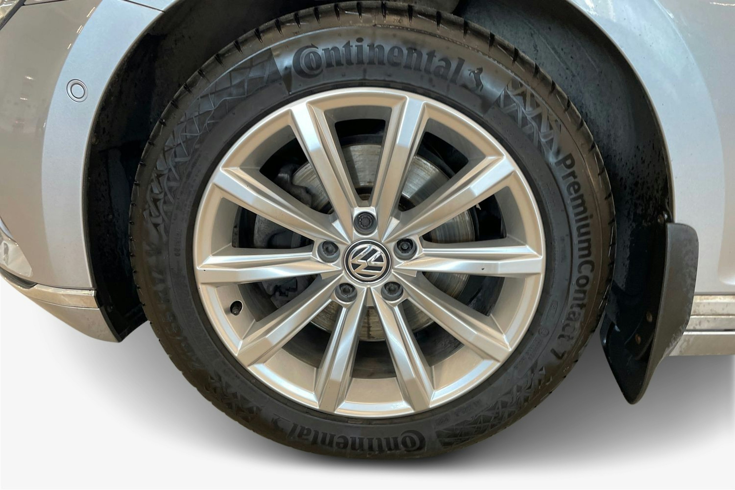 sininen Volkswagen Passat 2019 kuva 11.