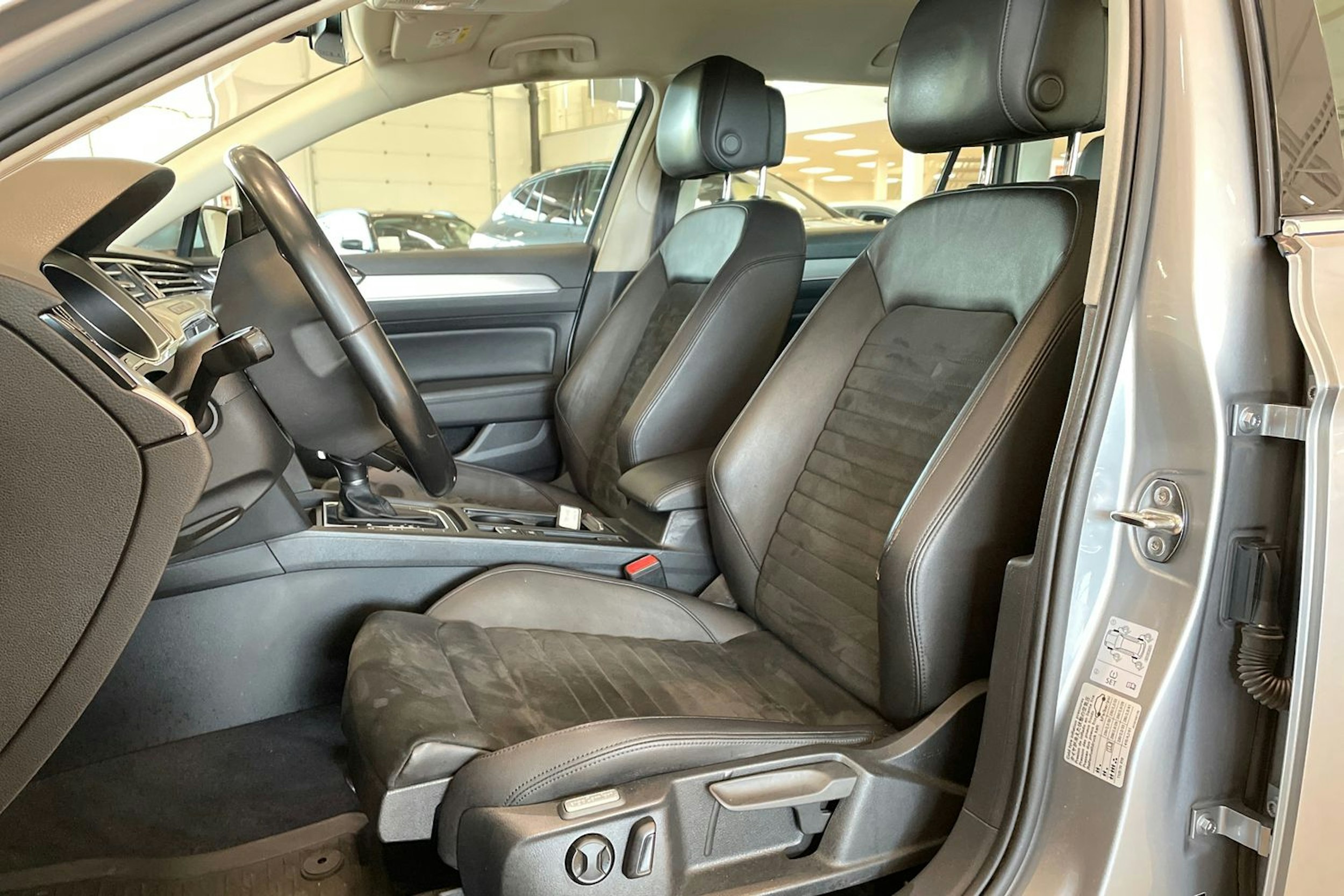 sininen Volkswagen Passat 2019 kuva 14.