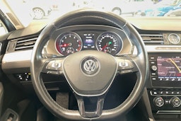 sininen Volkswagen Passat 2019 kuva 15.