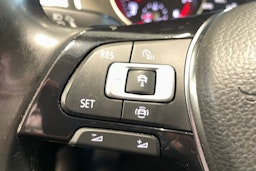 sininen Volkswagen Passat 2019 kuva 17.