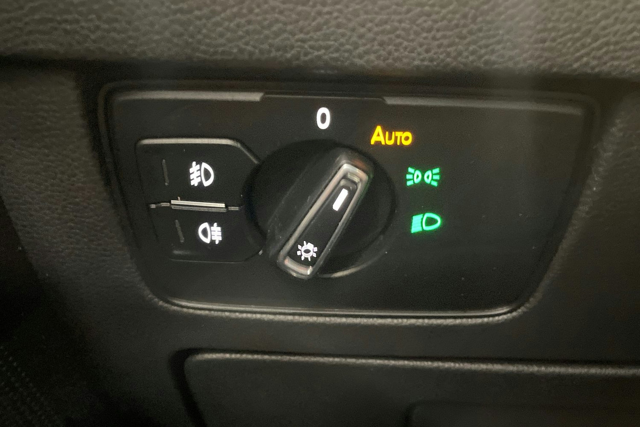 sininen Volkswagen Passat 2019 kuva 19.