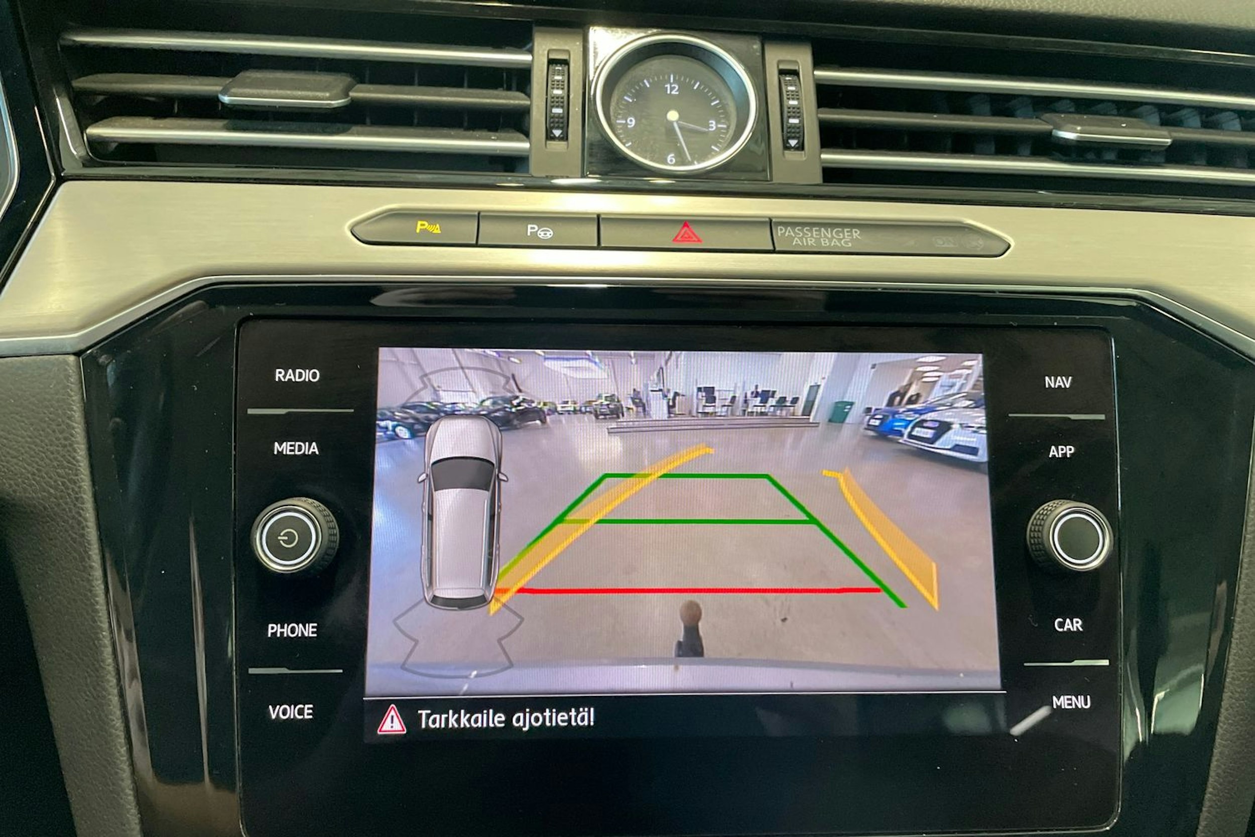 sininen Volkswagen Passat 2019 kuva 20.