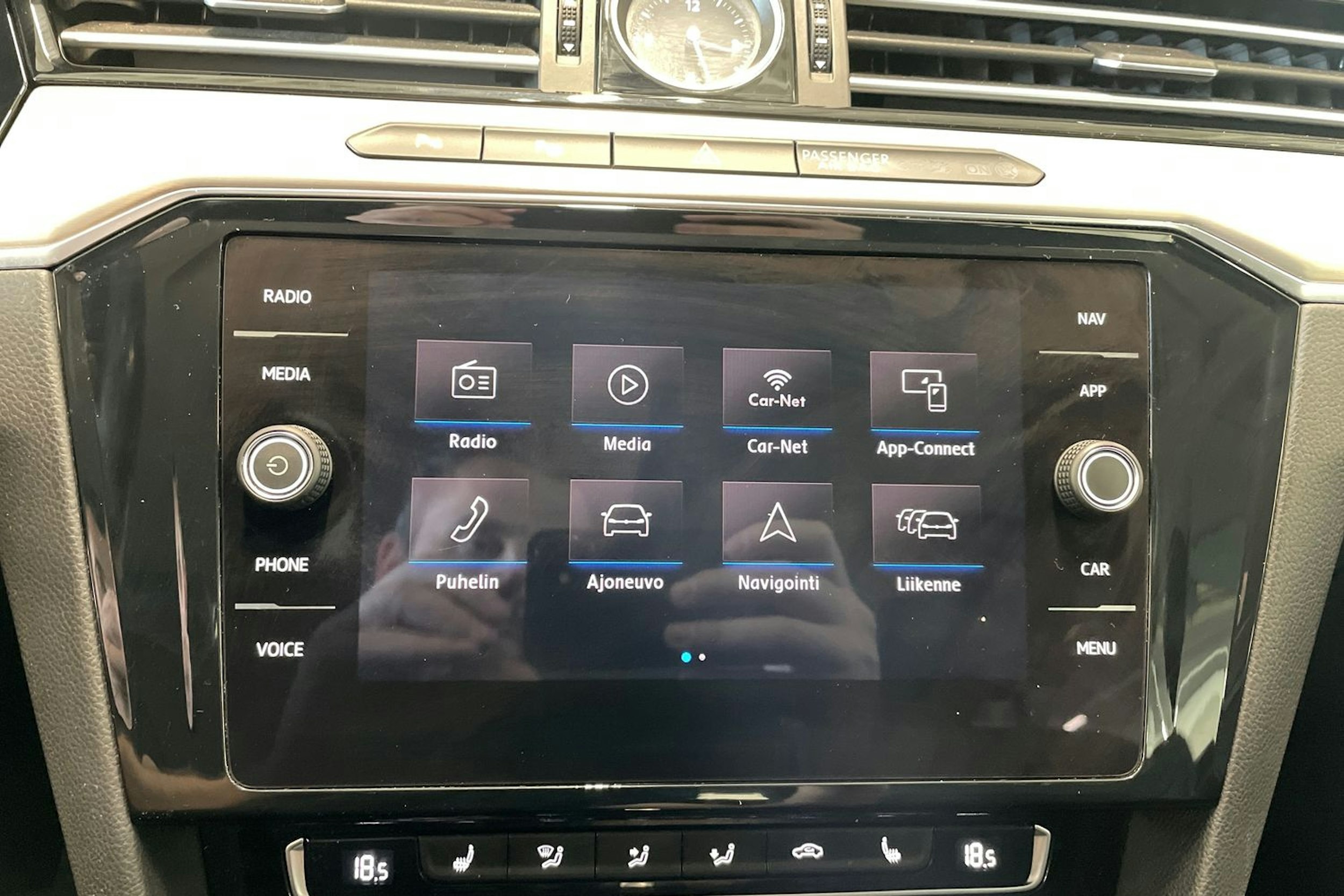 sininen Volkswagen Passat 2019 kuva 21.