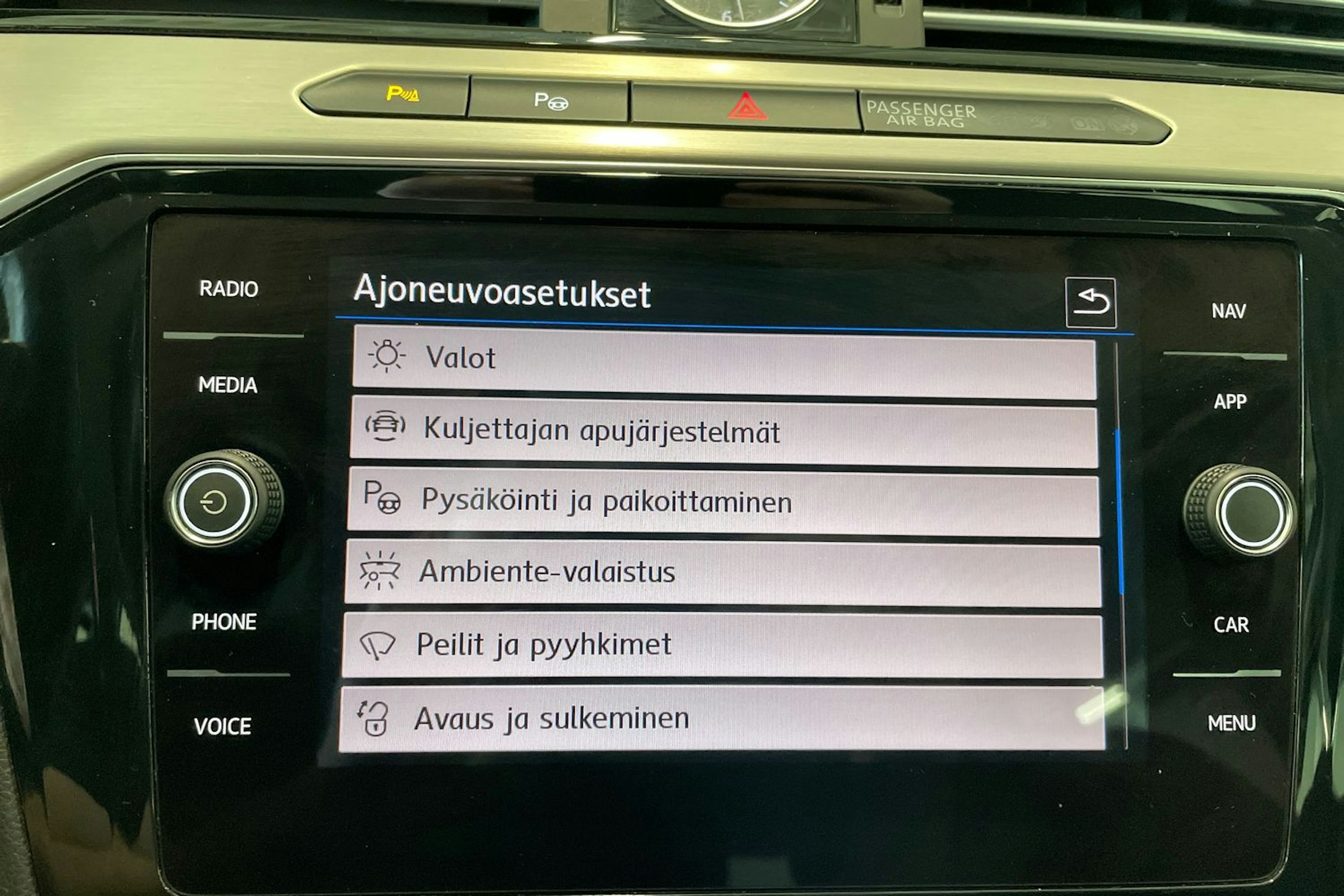 sininen Volkswagen Passat 2019 kuva 26.