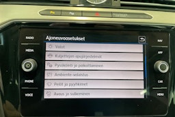 sininen Volkswagen Passat 2019 kuva 26.