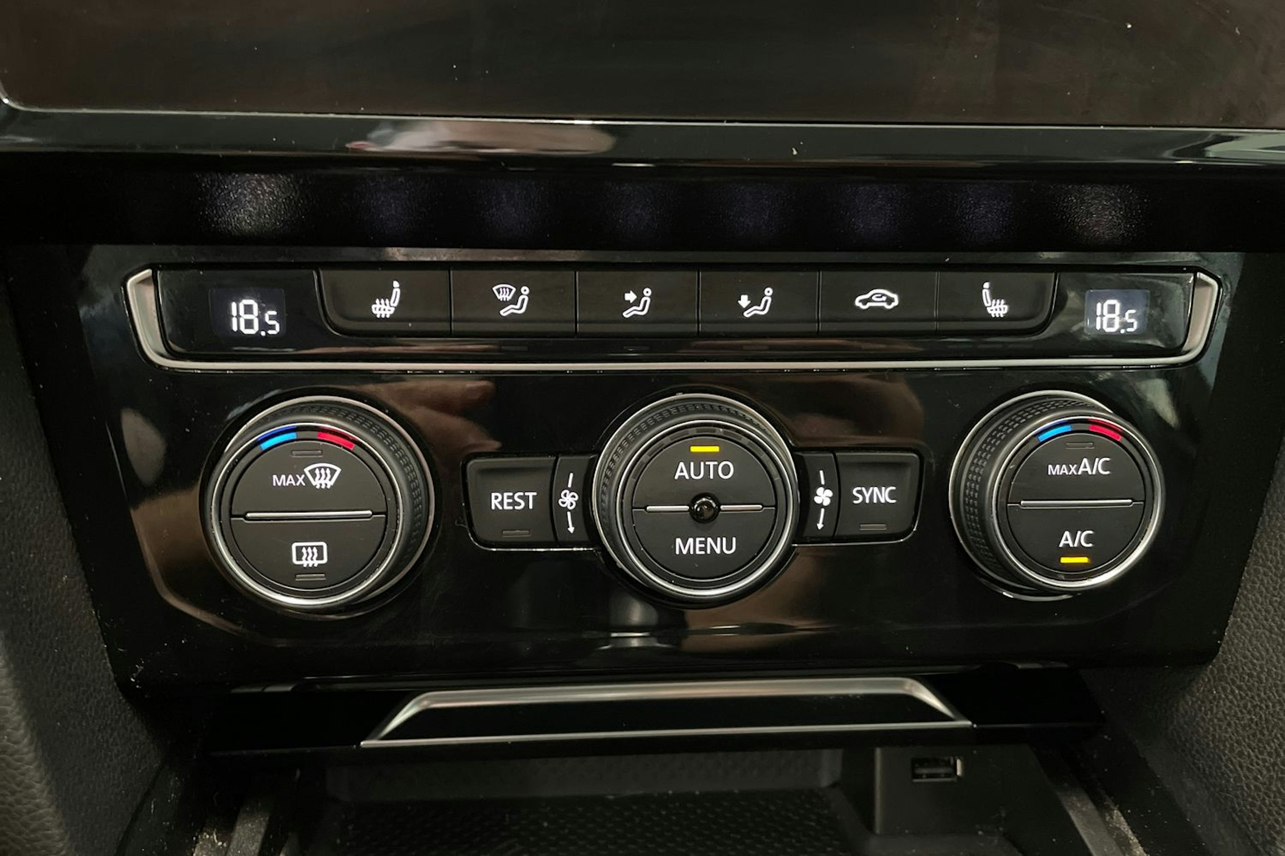 sininen Volkswagen Passat 2019 kuva 27.