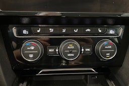 sininen Volkswagen Passat 2019 kuva 27.