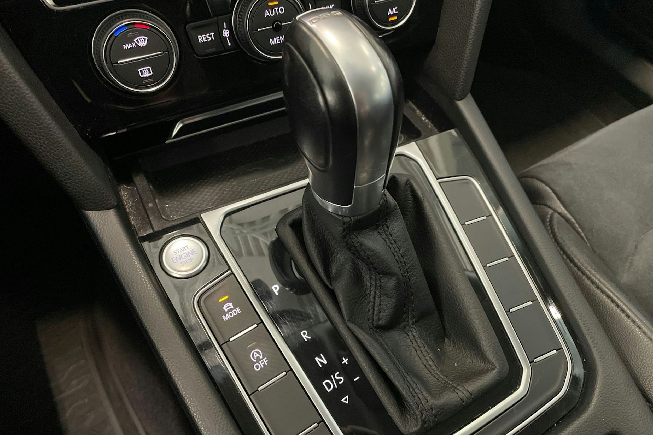 sininen Volkswagen Passat 2019 kuva 28.