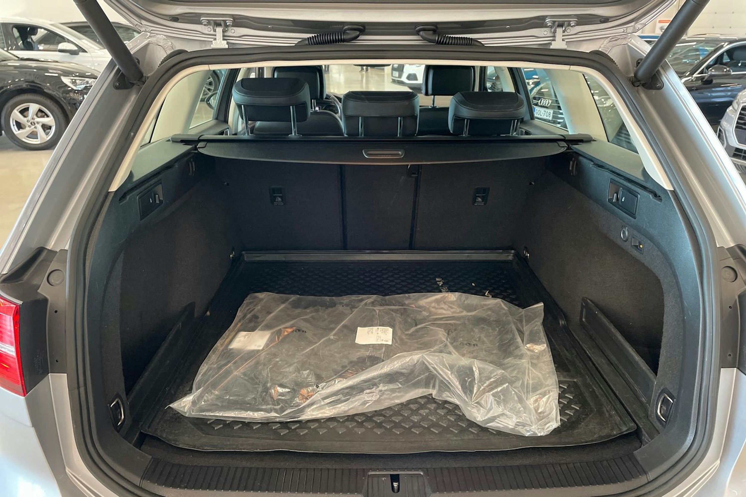 sininen Volkswagen Passat 2019 kuva 34.