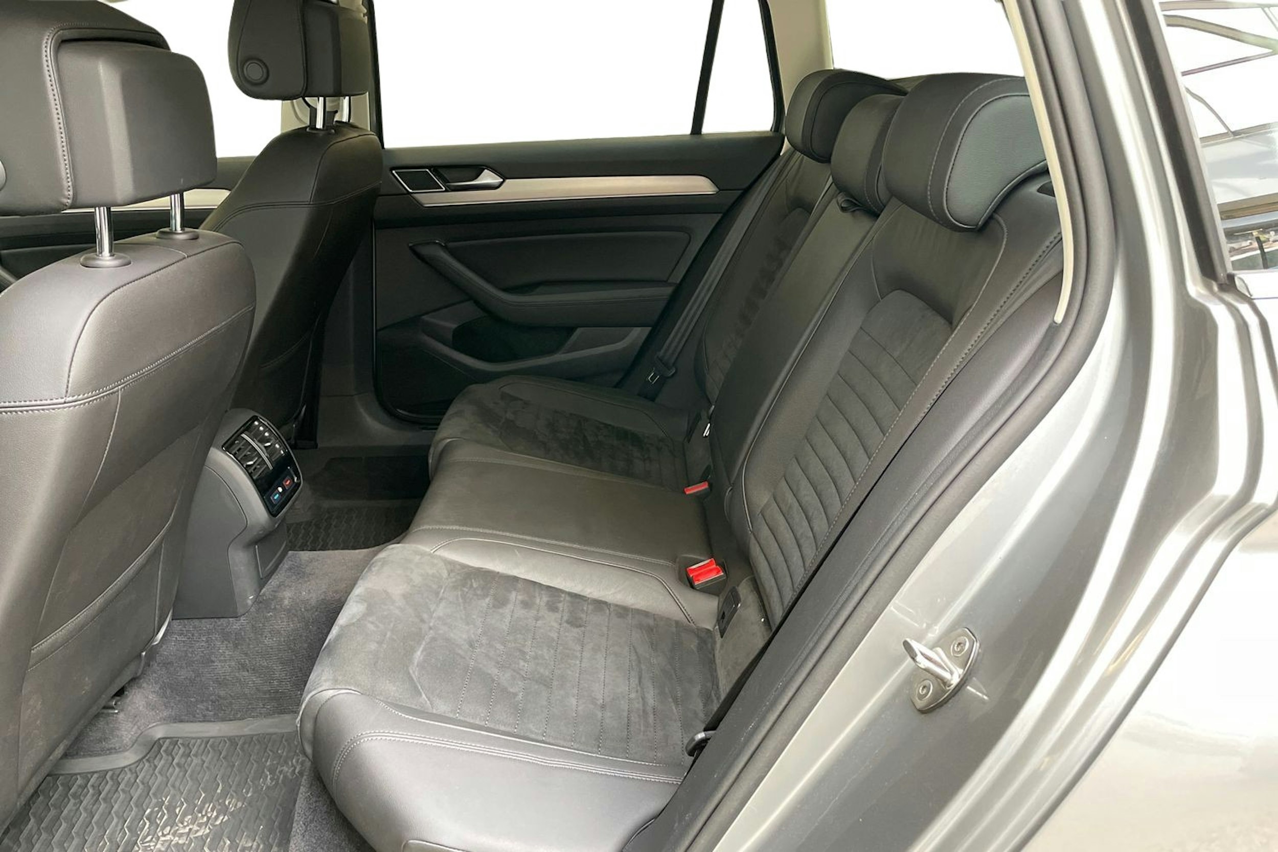 sininen Volkswagen Passat 2019 kuva 10.