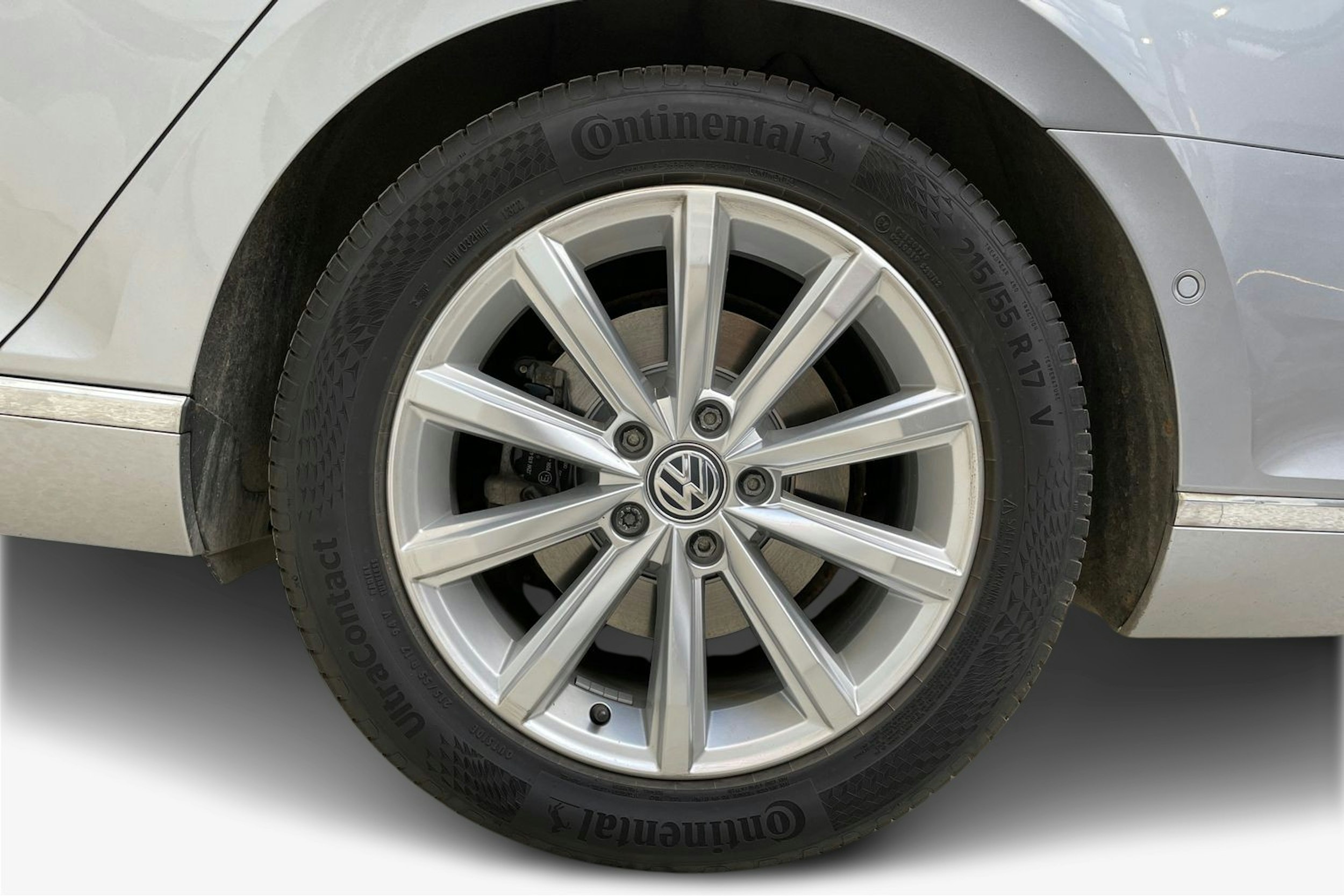 sininen Volkswagen Passat 2019 kuva 11.