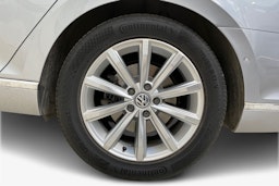sininen Volkswagen Passat 2019 kuva 11.