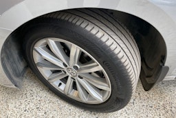 sininen Volkswagen Passat 2019 kuva 13.