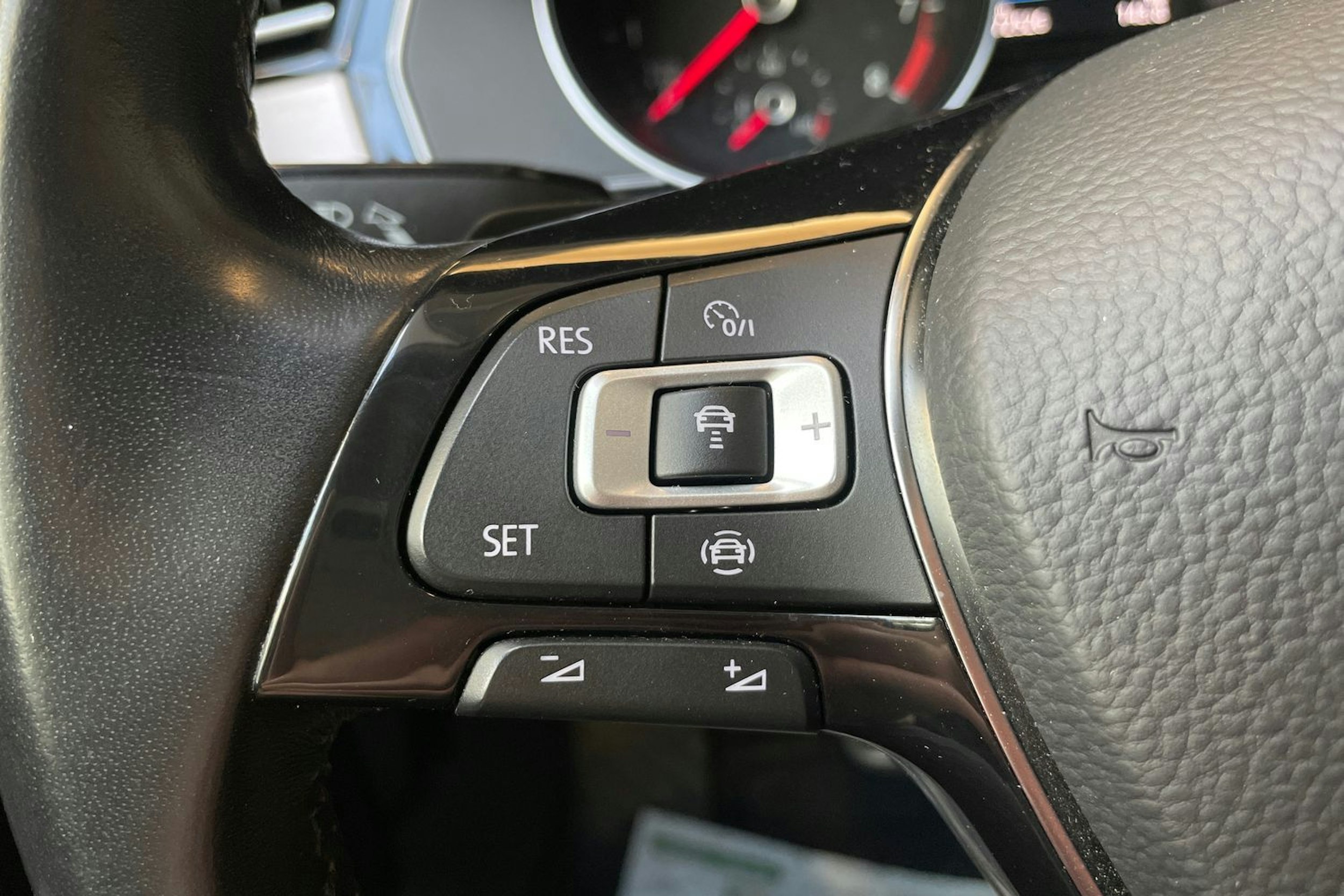 sininen Volkswagen Passat 2019 kuva 15.