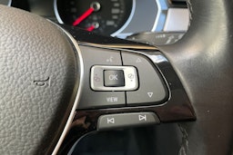 sininen Volkswagen Passat 2019 kuva 16.