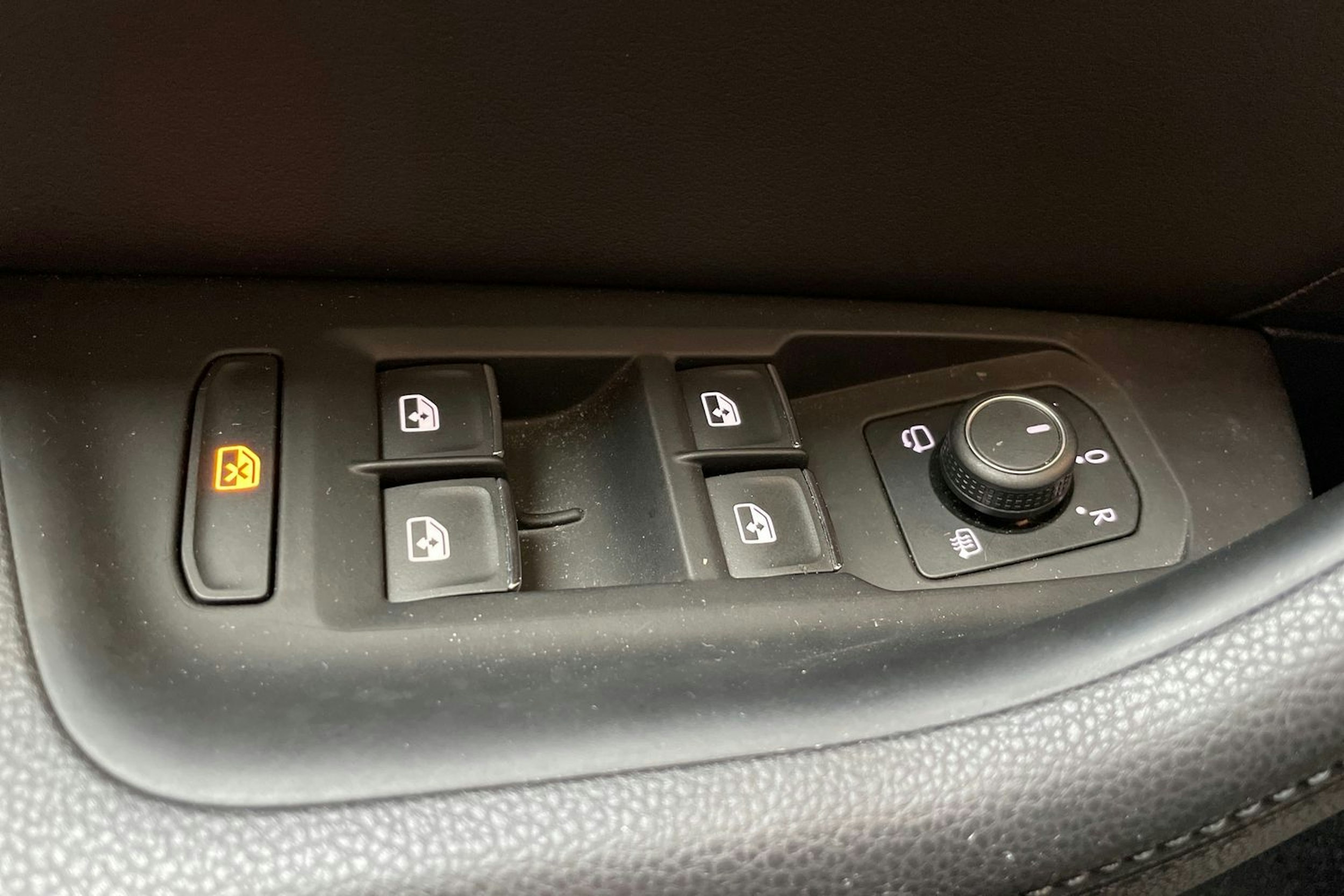 sininen Volkswagen Passat 2019 kuva 18.