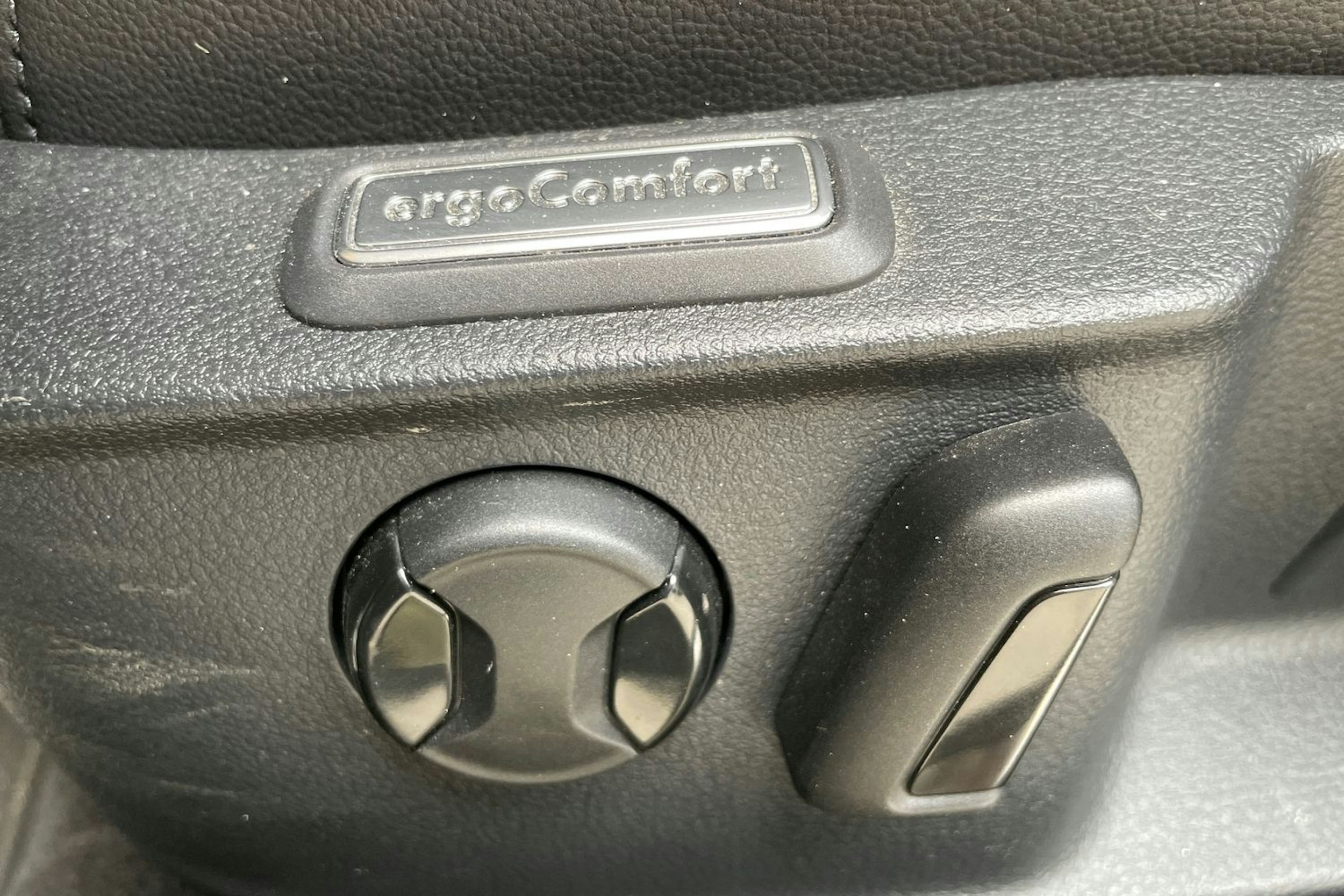 sininen Volkswagen Passat 2019 kuva 20.