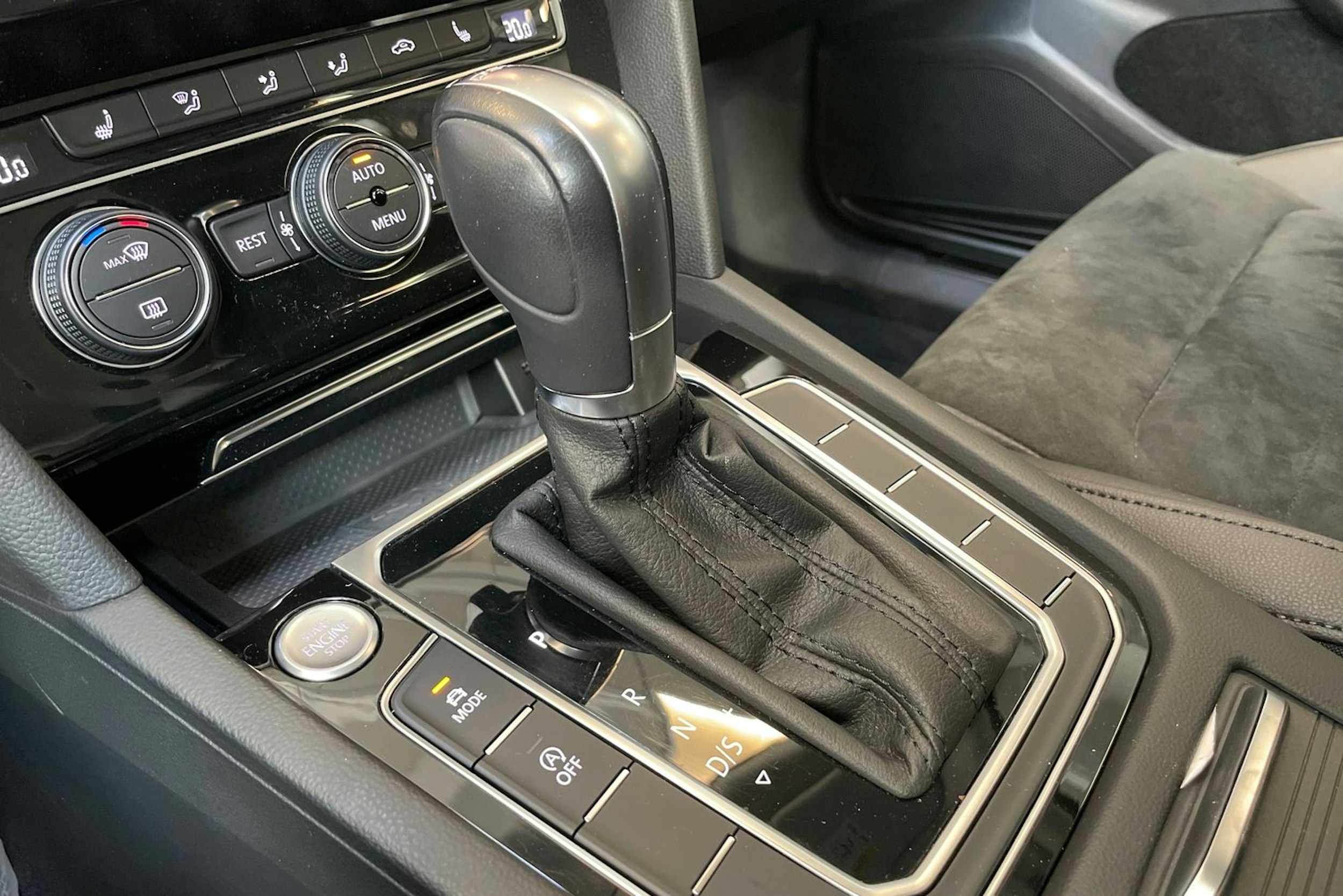 sininen Volkswagen Passat 2019 kuva 26.